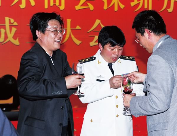 嘉宾共祝商会成立