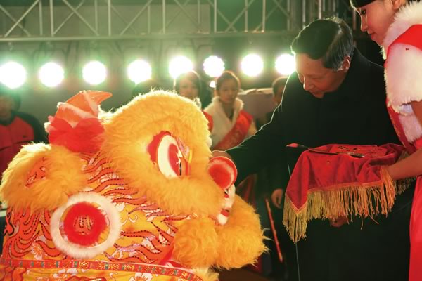 广州军区有关领导上台为醒狮点睛