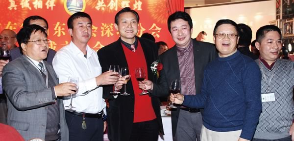 江南会长、深圳分会团队与各位祝酒嘉宾，发表感言