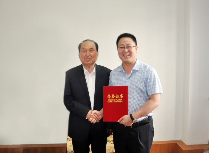 深圳市齐鲁商会常务副会长张明勇向新疆捐赠三百万